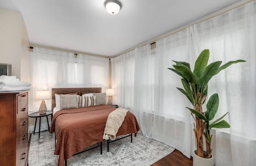 College Heights Apartamento | Recently Remodeled and Sunlit Apartment Near EMU and UM