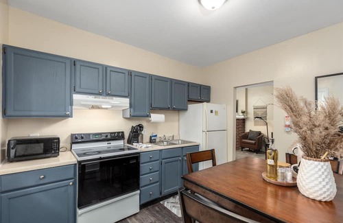 College Heights Apartamento | Recently Remodeled and Sunlit Apartment Near EMU and UM