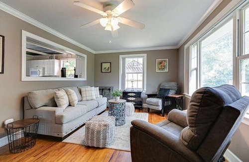 Franklin Casa | Dwtn Franklin - Walkable with Huge Yard Sleeps 6