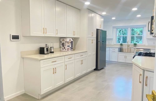 Greenwich Casa | Beautiful Back Country Home on 20 acres! Ultra Private and Exclusive!