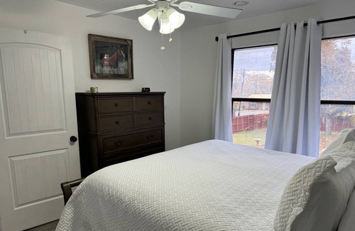 Lampasas Apartamento | 4 blocks from Historic Downtown Lampasas