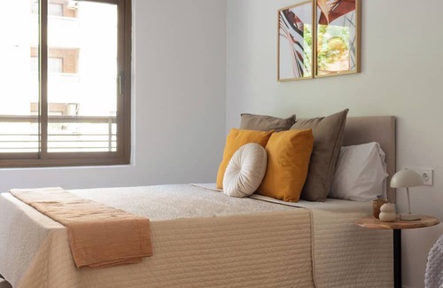 Mestalla Apartamento | Sunlit three bedroom apartment with balcony