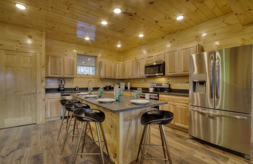 Gatlinburg - Pigeon Forge Cabina | 🎉 PRIVATE Indoor👙Pool w/ FIRE PIT 🔥& Room for 18 Guests!