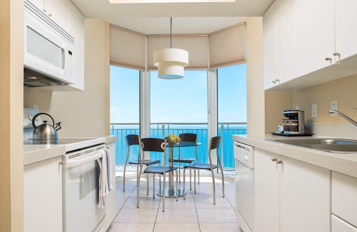 Sunny Isles Beach Condominio | 2 Bedroom 2 Bath Oceanfront Condominium on Sunny Isles Beach with Beachside Pool