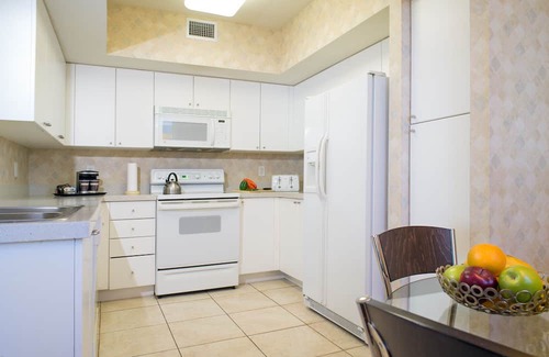 Sunny Isles Beach Condominio | 2 Bedroom 2 Bath Oceanfront Condominium on Sunny Isles Beach with Beachside Pool