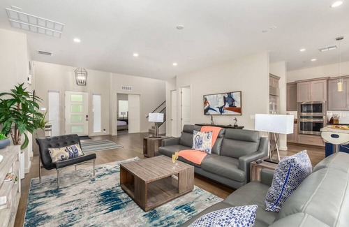 Arcadia Casa | OPULENT OASIS - WALK TO OLD TOWN!