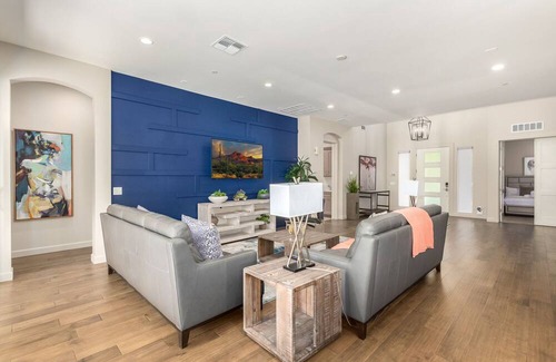 Arcadia Casa | OPULENT OASIS - WALK TO OLD TOWN!