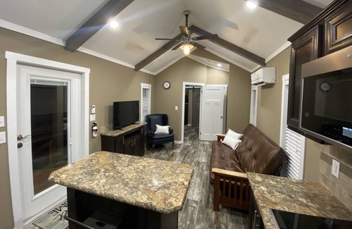 College Station Casa | New Tiny Home 3 Miles to Aggieland Campus!!!