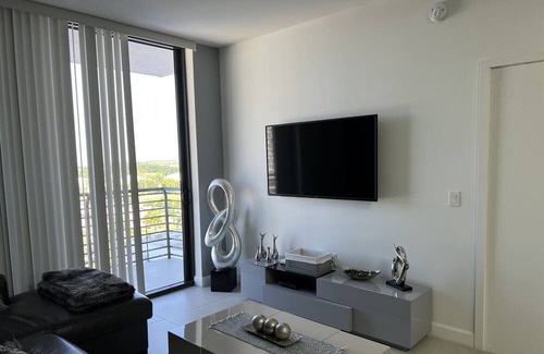 Doral Apartamento | Amazing Apartment Downtown Doral *Super Clean* New Listing* Close to Everything