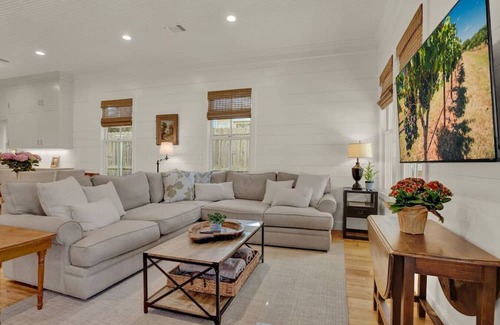 Fredericksburg Casa | LOCATION! One Block to Main Street/Wineries!