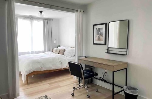 East Hill Casa | NUEVO * Hip Oriental * Mod y Airy 2BR de Oasis w / detalles-3 Lux millas a dtown + Parking 1940!