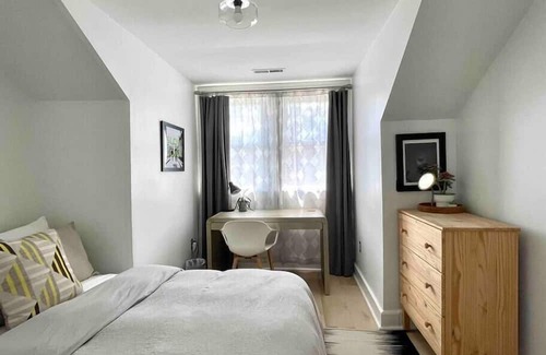East Hill Casa | NUEVO * Hip Oriental * Mod y Airy 2BR de Oasis w / detalles-3 Lux millas a dtown + Parking 1940!
