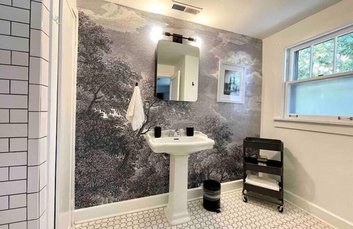 East Hill Casa | NUEVO * Hip Oriental * Mod y Airy 2BR de Oasis w / detalles-3 Lux millas a dtown + Parking 1940!