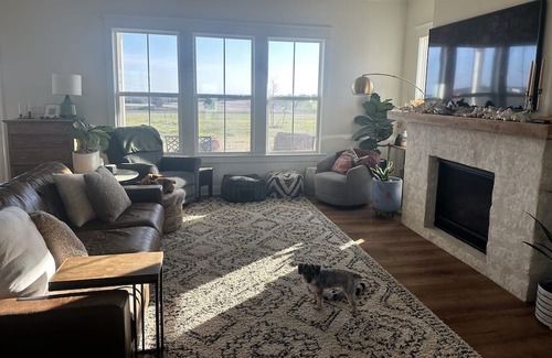 Waco Otro | Charming Countryside Retreat: Experience Rustic Bliss at Our VRBO Farmhouse