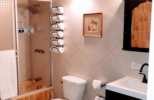 Nueva Ensenada Casa | Modern renovations. Fast Wi-fi. Beach, food, nightlife & market access w/in 3 km
