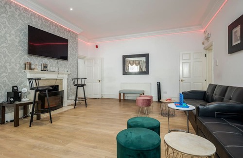 Canary Wharf Casa | Gated Mansion House with 6 Apartments over looking Canal with Parking & Hot Tubs