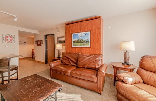 Crested Butte Condominio | Grand Lodge 1-Bedroom Condo with Mountain Views - No Cleaning Fee! by RedAwning