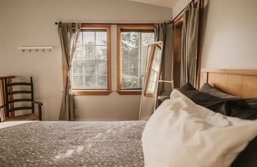 Ucluelet Apartamento | Sea Urchin West Coast Cedar Loft & Beam Suite in Ukee