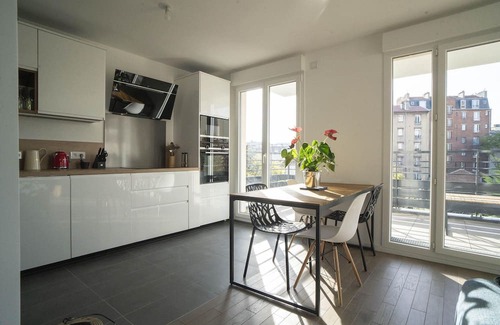 Puteaux Apartamento | Modern Apt With Balcony Near Paris