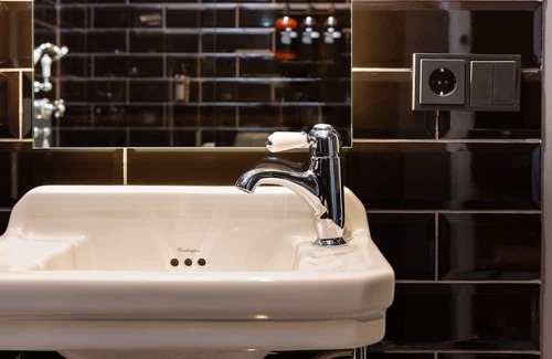 Haaleiti Casa | R13 A Townhouse Hotel - Run Of House Room