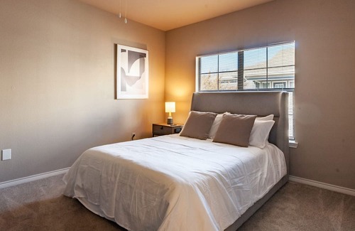Bentonville Apartamento | Modern Apartment in Prime Location (ID8347X53)