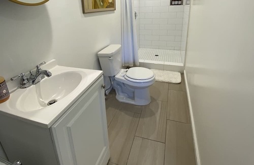 Montecito Apartamento | Easy 10 minute walk to Butterfly Beach and shops