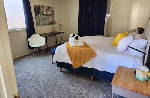 Pocatello Casa | King Bed Pet Friendly ISU Park House Seconds to Pool and Zoo in Summer