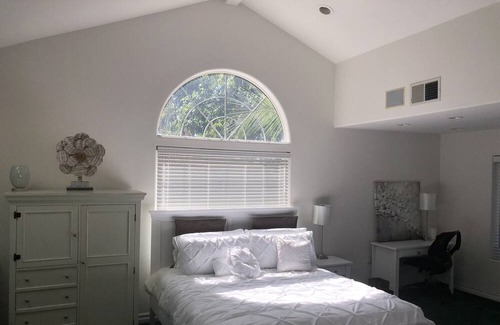 Westwood Casa | Gran casa de huéspedes de lujo en el oeste de Los Ángeles con servicio de limpieza