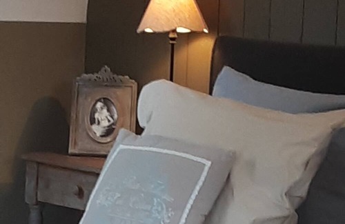 Fernelmont Cama Y Desayuno | Bed and Breakfast "In the Shade of Walnut"