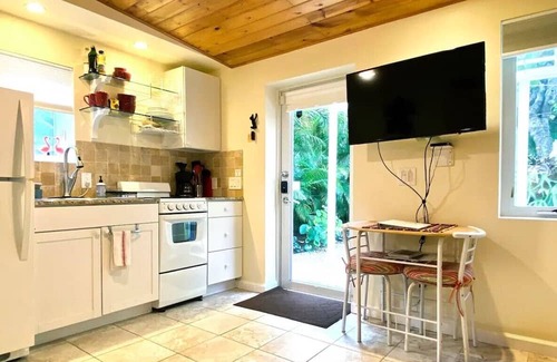 Sunshine Park Cabaña | Zen Cottage Flamingo Park