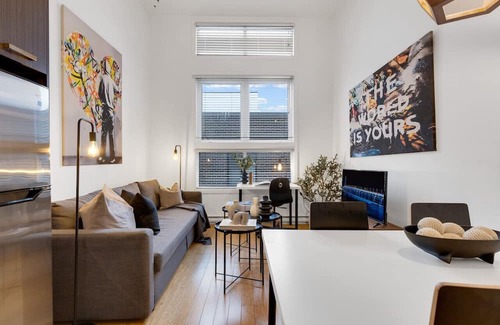 Quartier des Spectacles Apartamento | Liv MTL* 55% Off * Main 306 Rare 1BR + Mezzanine | Relaxed Getaway + Spacious + Office + Pets Stay Free!