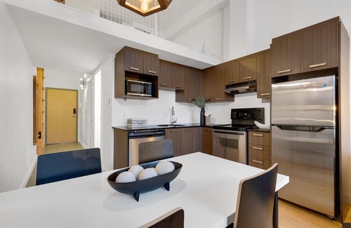 Quartier des Spectacles Apartamento | Liv MTL* 55% Off * Main 306 Rare 1BR + Mezzanine | Relaxed Getaway + Spacious + Office + Pets Stay Free!