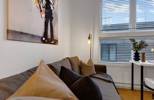Quartier des Spectacles Apartamento | Liv MTL* 55% Off * Main 306 Rare 1BR + Mezzanine | Relaxed Getaway + Spacious + Office + Pets Stay Free!