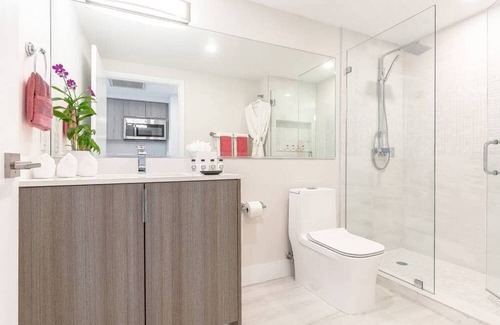 Coconut Grove Apartamento | STUDIO, Lateral Sea View, Balcony, Hotel Arya, Kitchenette. FREE PARK/POOL/GYM