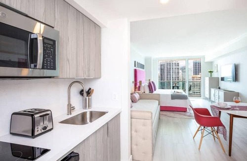 Coconut Grove Apartamento | STUDIO, Lateral Sea View, Balcony, Hotel Arya, Kitchenette. FREE PARK/POOL/GYM