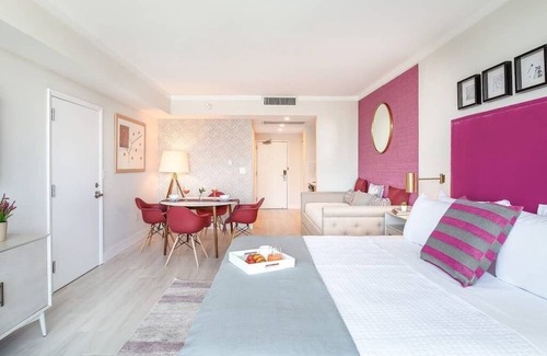 Coconut Grove Apartamento | STUDIO, Lateral Sea View, Balcony, Hotel Arya, Kitchenette. FREE PARK/POOL/GYM