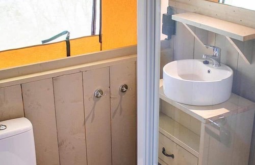 Salles-Curan Chalet De Esquí | Camping evocador en el Lago Pareloup en el sur de Francia