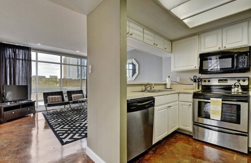 Downtown Austin Apartamento | The Littlefields by Lodgewell > Three Huge Balconies & Views