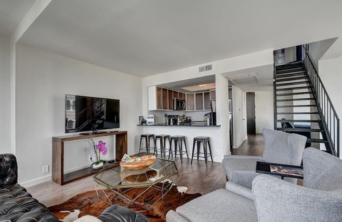 Downtown Austin Apartamento | The Littlefields by Lodgewell, Corner Loft Trio of Balconies
