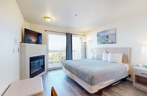 Lincoln City Apartamento | Oceanview Studio on the Main Level - Nearby Beach Access, Dogs Welcome