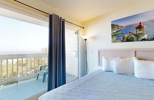 Lincoln City Apartamento | Oceanview Studio on the Main Level - Nearby Beach Access, Dogs Welcome