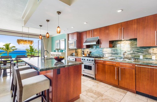 Honokowai Condominio | Maui Resort Rentals: Honua Kai Konea 351, 3BR con vistas directas al mar + B. B.Q. en el balcón!
