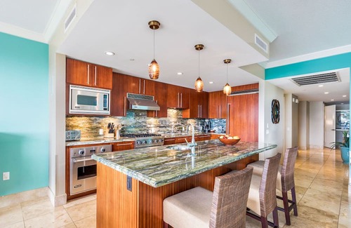 Honokowai Condominio | Maui Resort Rentals: Honua Kai Konea 351, 3BR con vistas directas al mar + B. B.Q. en el balcón!