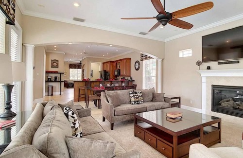 Reunion Casa | Classical House with Loft Pool Table at Reunion