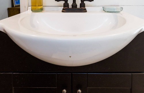 Crawford Casa | The C5 Ranch Guest House minutes from Magnolia and Baylor with pool and hottub