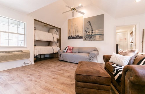 Crawford Casa | The C5 Ranch Guest House minutes from Magnolia and Baylor with pool and hottub
