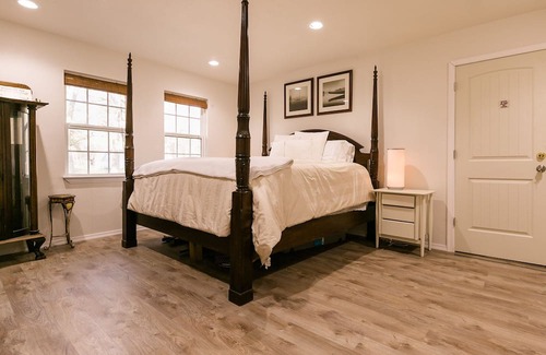 Crawford Casa | The C5 Ranch Guest House minutes from Magnolia and Baylor with pool and hottub