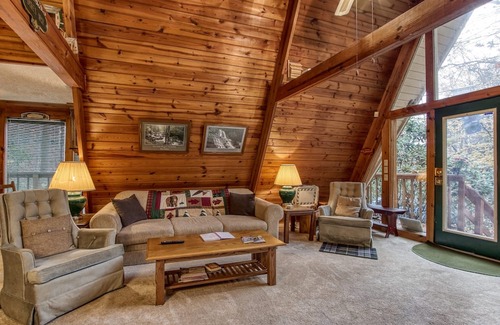 Chalet Village Cabina | 2 millas a Gatlinburg! Cerca del Ober & New Ski Walk Bridge! Descuentos!