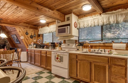 Chalet Village Cabina | 2 millas a Gatlinburg! Cerca del Ober & New Ski Walk Bridge! Descuentos!