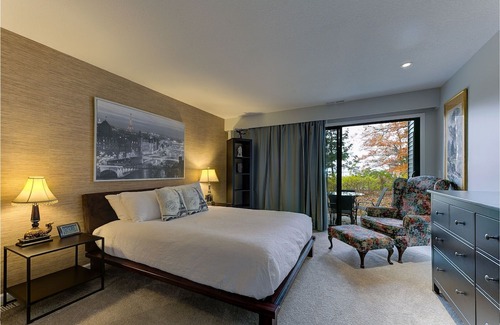 Acme Condominio | ☀ Cozy Aviation ✈ Style Lake View Condo @ The Shores